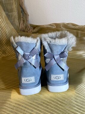 UGG Women's Short Boots Bow in Silver Blue Suede Genuine leather and fur, size 9